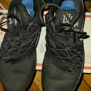 Nike kyrie 1 low triple black